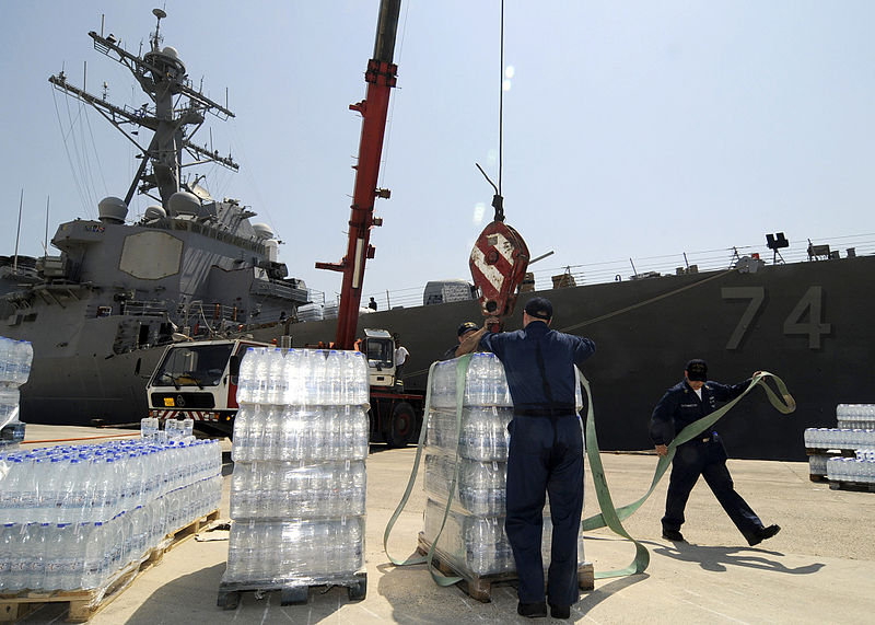 Loading_bottled_water_on_the_USS_McFaul_(DDG_74)