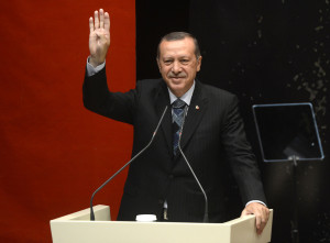 President Erdoğan giving a sign of solidarity with the Muslim Brotherhood protesters in Egypt, 2013. Photo Source: RWBIA.com via Wikimedia Commons
